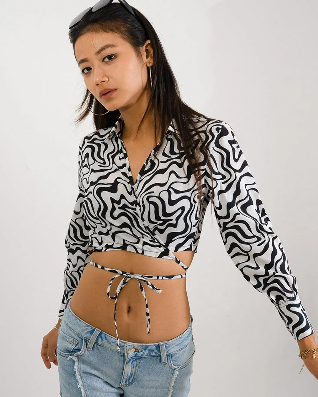 Zig zag print tie around full sleeve shirt