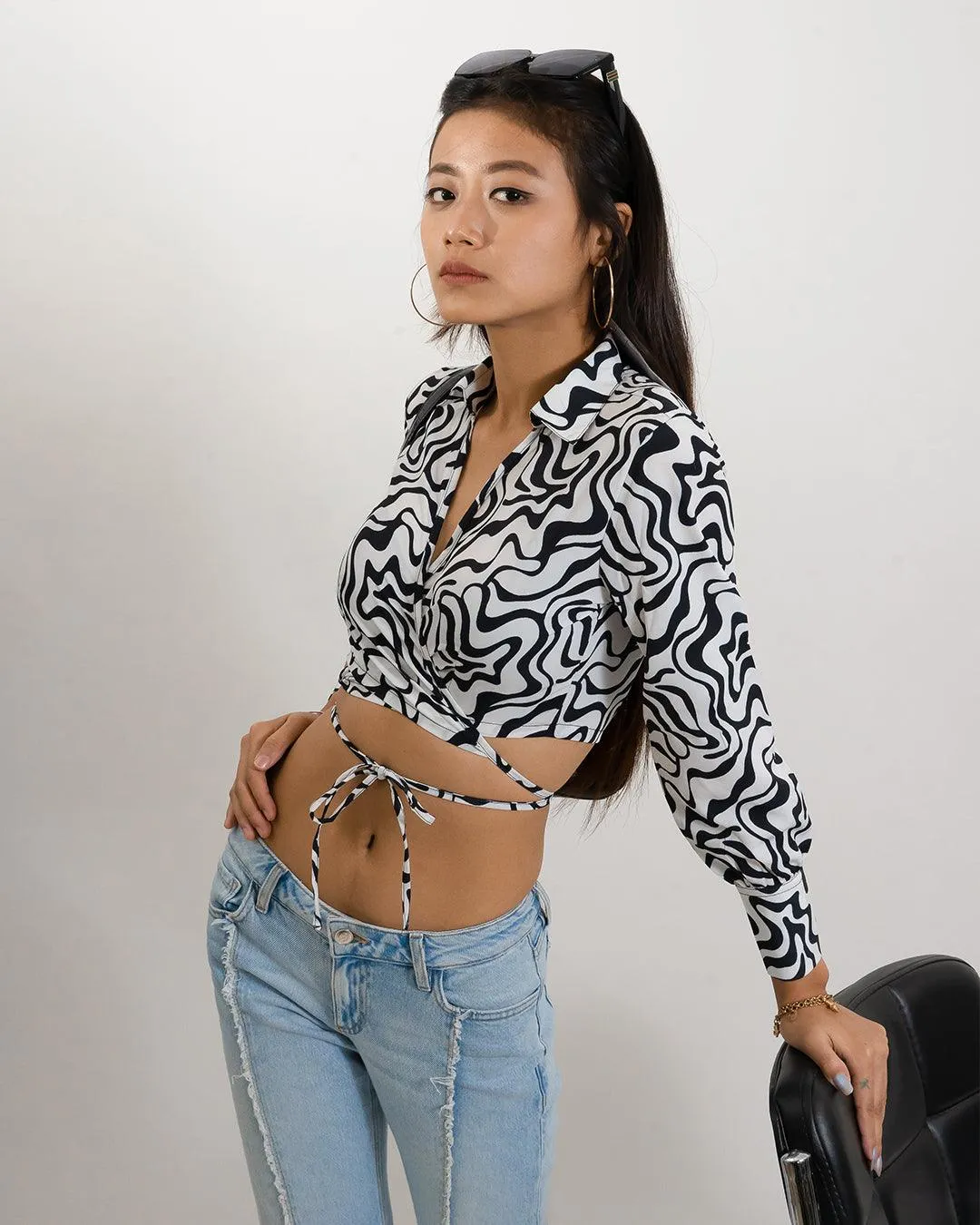 Zig zag print tie around full sleeve shirt
