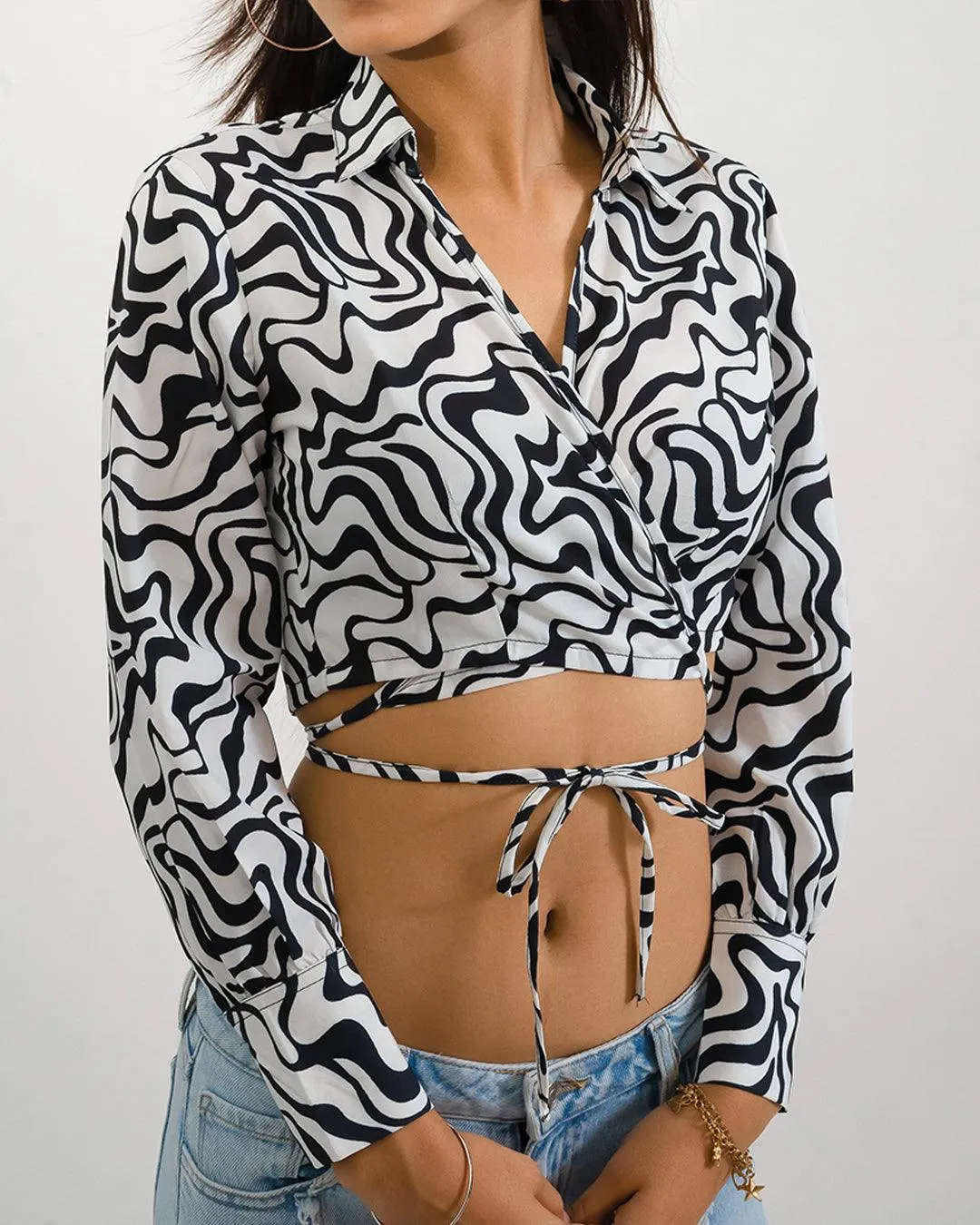 Zig zag print tie around full sleeve shirt